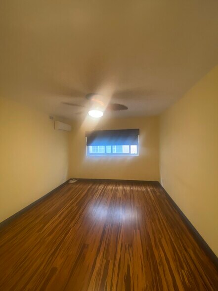 Dining area - 8710 Delgany Ave