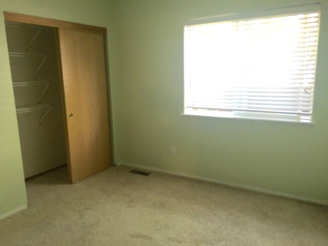Building Photo - 3 Bedroom Ranch, 2 Car Garage, Air Conditi...