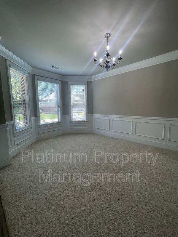 Building Photo - 5180 Mirror Lake Dr