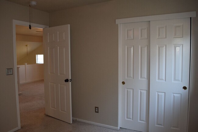 Building Photo - 1608 Poppy Cir