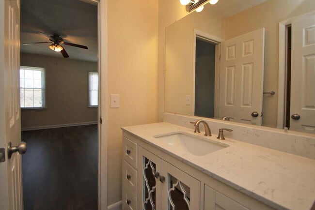 Building Photo - Four Bedroom Townhome with Plenty of Space!
