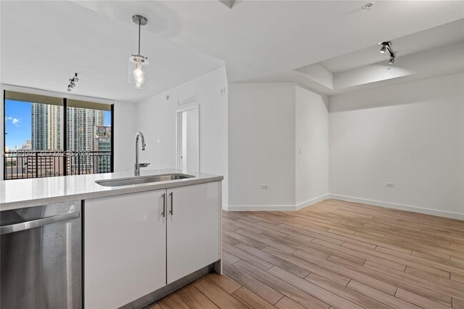 Building Photo - 999 SW 1st Ave