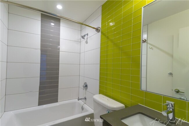 Building Photo - 3Bd/2.5Ba Seattle Townhome