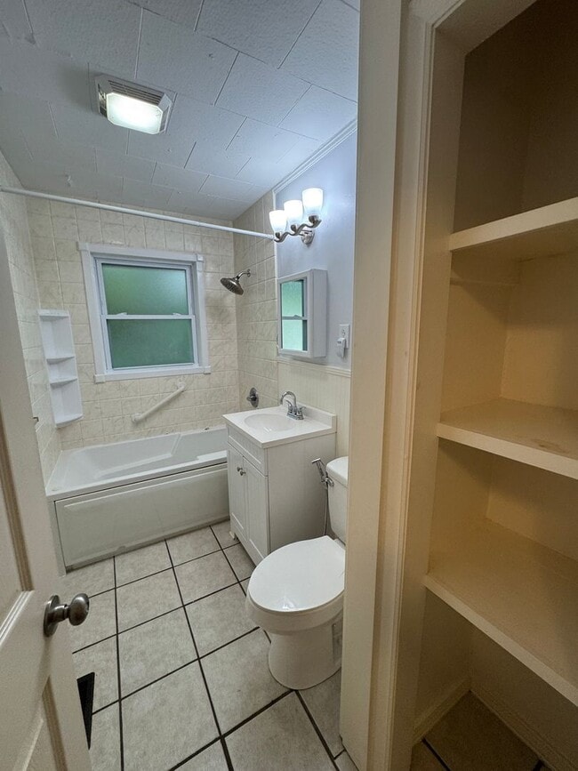 Building Photo - Historic Shiloh - One Level, Three Bedroom...