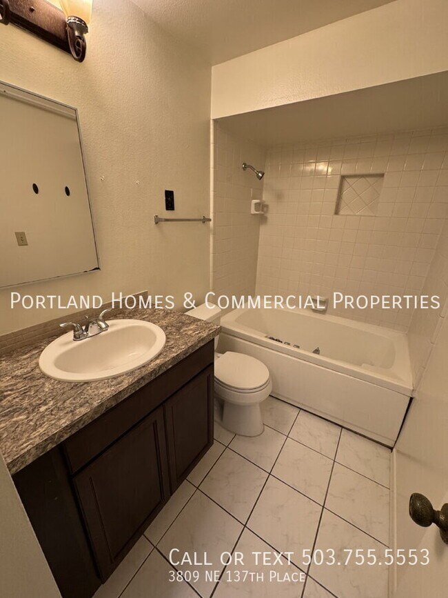 Building Photo - 3809 NE 137th Pl