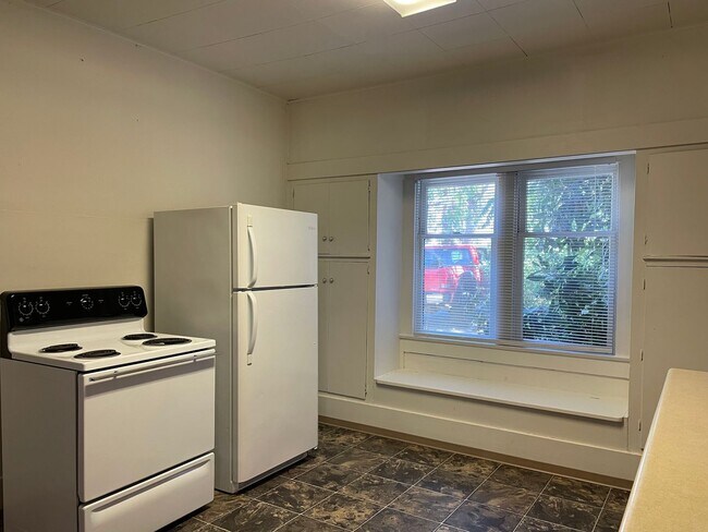 Building Photo - Beautiful Wood Details-Charming 1 Bedroom 1 Bath