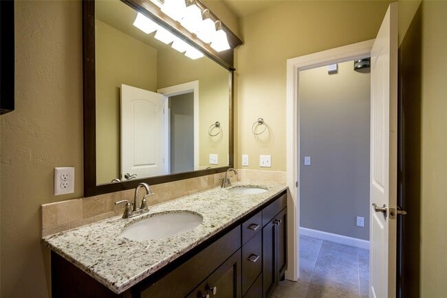 Building Photo - 2701 Hermoso Cir