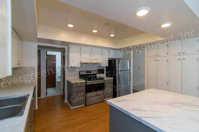 Building Photo - 2420 Poplar Dr
