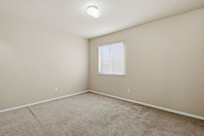 Building Photo - 2-story 3 bed 2.5 bath with loft home in Northeast El Paso