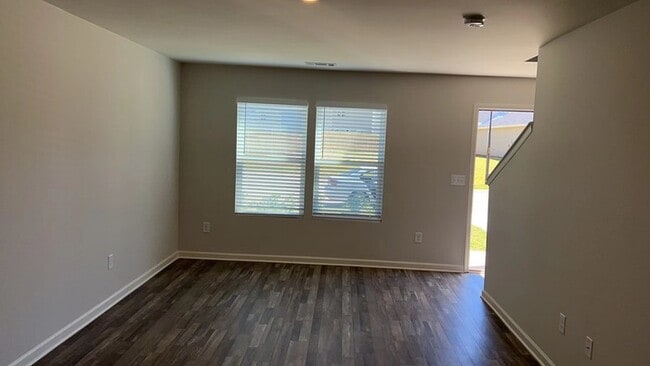 Building Photo - Charming single family house!3bedrooms, 3b...