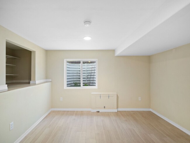 Building Photo - Spacious 4-Bedroom Home w/large Outdoor Sp...