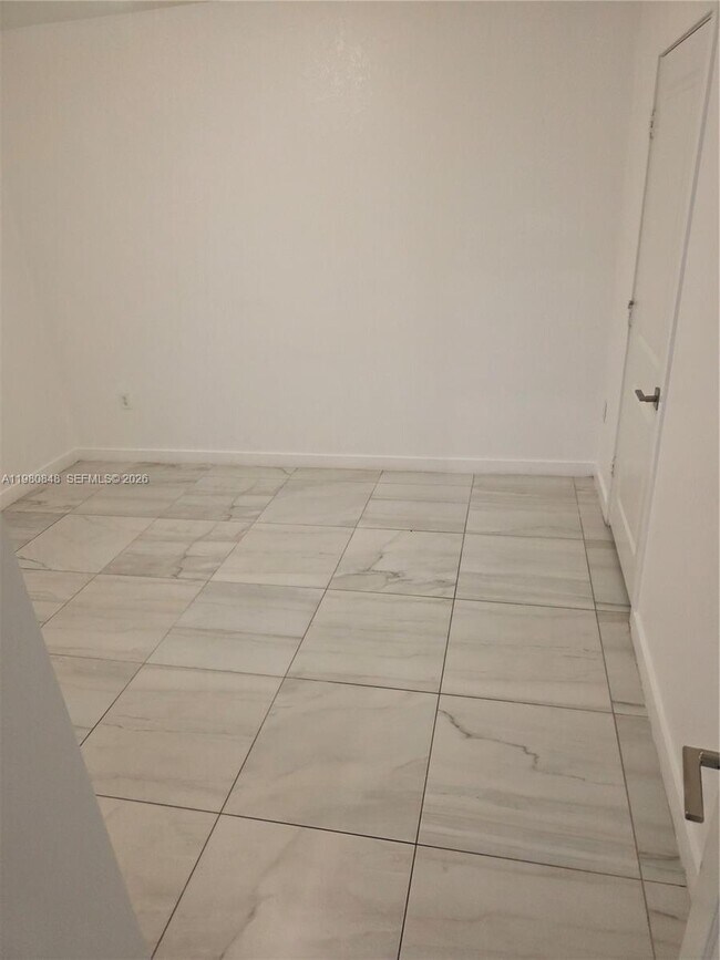 Building Photo - 600 NE 4th Ter