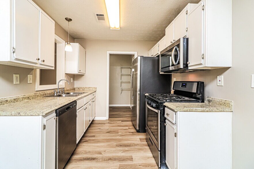 Building Photo - 109 Aztec Way SE