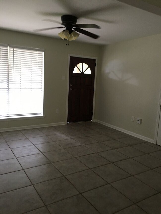 Building Photo - 1120 Wylie Dr