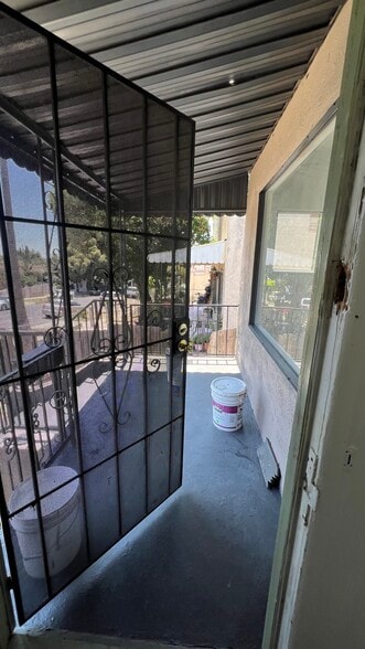 Building Photo - 1071 Dundas St