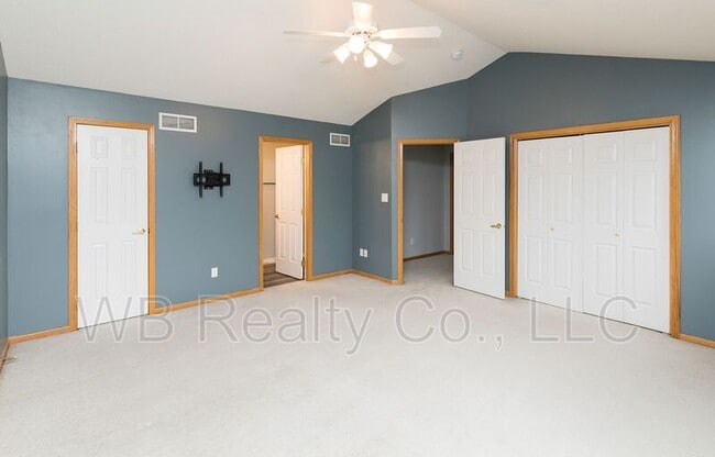 Building Photo - 10525 Hickory Dr