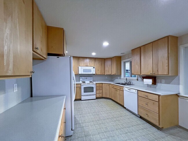 Building Photo - Rental ranch rambler - 3 bed, 2.5 bath, 2 ...