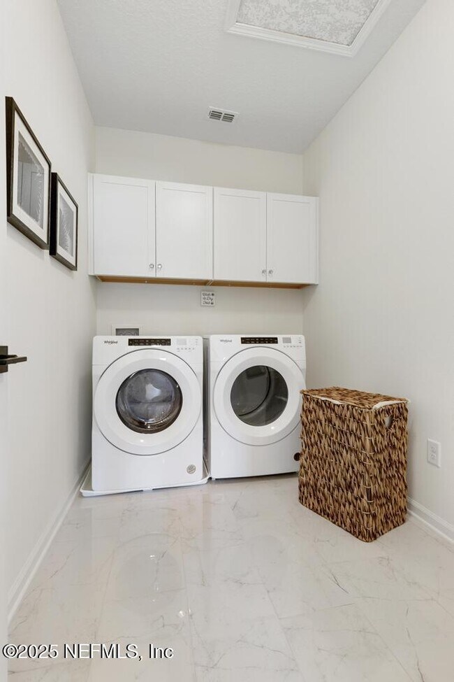 Building Photo - 27 Twilight Ln