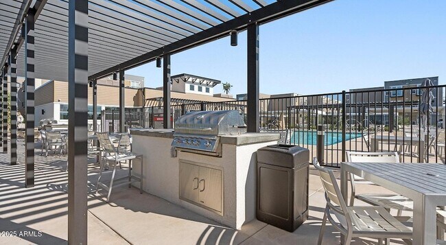 Building Photo - 6025 W Thomas Rd