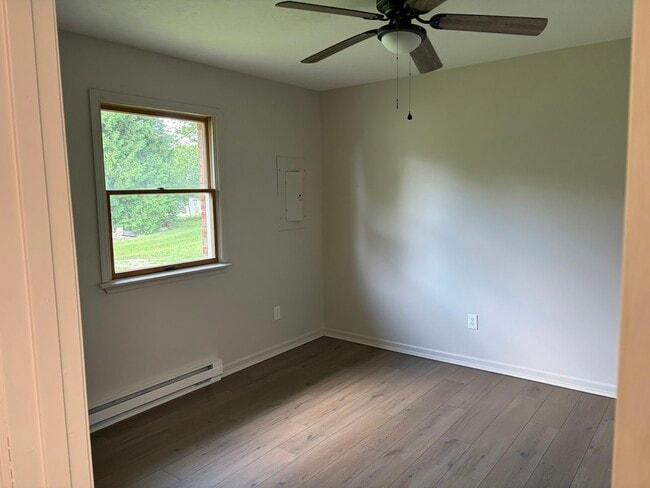 Building Photo - 119-121 Michael Avenue, Unit 121