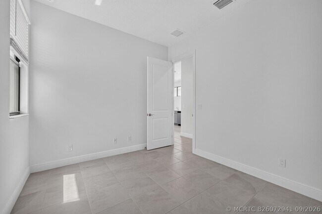 Building Photo - 9148 SW Esule Way