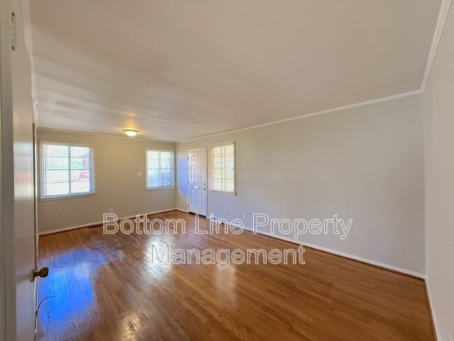 Building Photo - 3021 Marlborough Rd