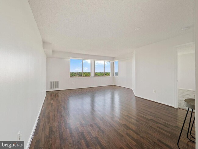 Building Photo - 10101 Grosvenor Pl