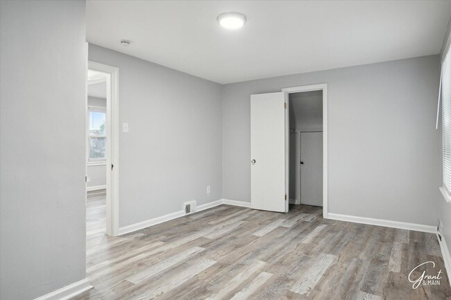 Building Photo - $1300 3 bedroom