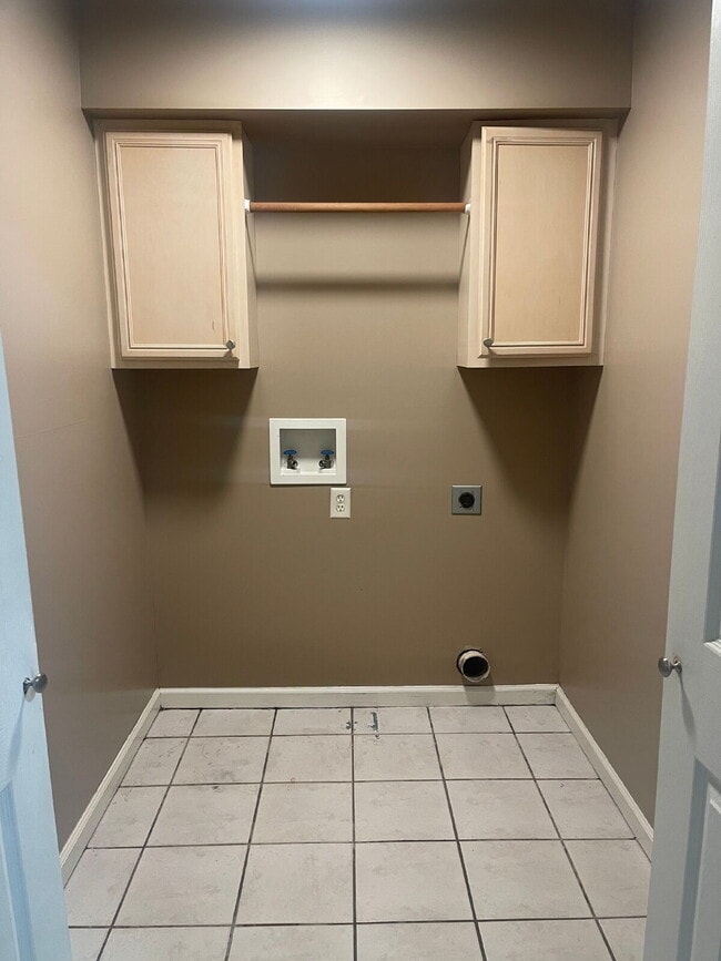 Building Photo - 1305 Loberg Ln