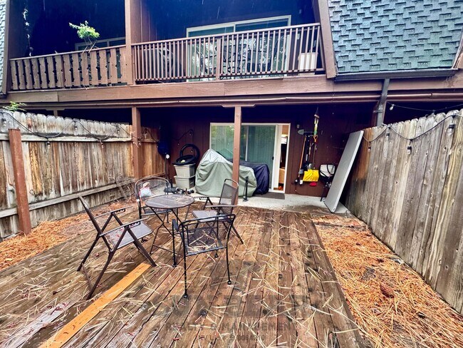 Building Photo - Beautiful furnished 3 bedroom! Great Locat...
