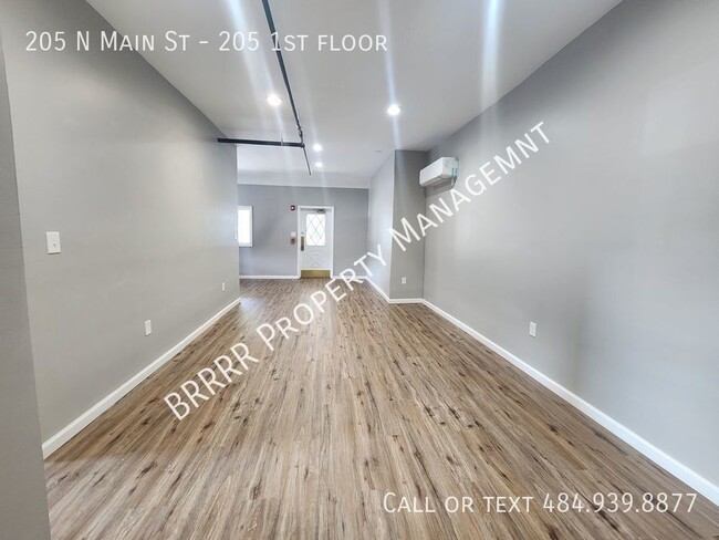 Building Photo - Modern 2 bedroom 1 bathroom 1st floor apar...