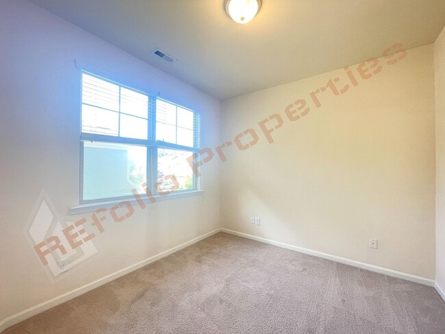 Building Photo - 429 Manchester Park Ln