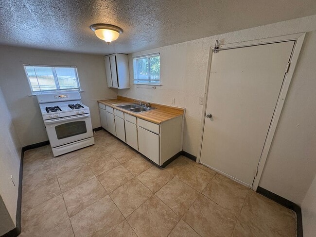 Building Photo - Dinuba Home Rent Ready !