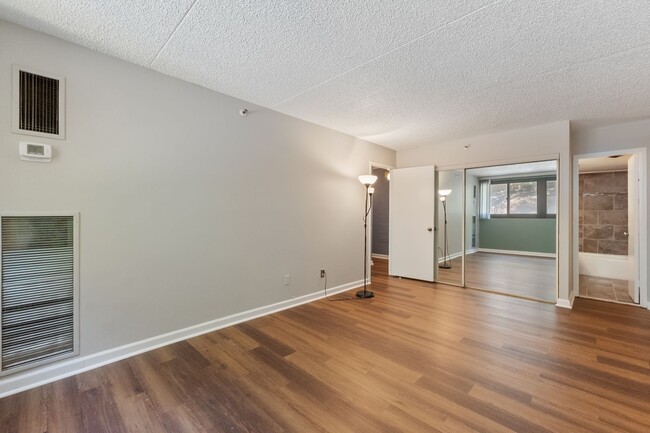 Building Photo - Spacious 2BR Condo in the Heart of Alexandria | Prime Location & Great Amenities