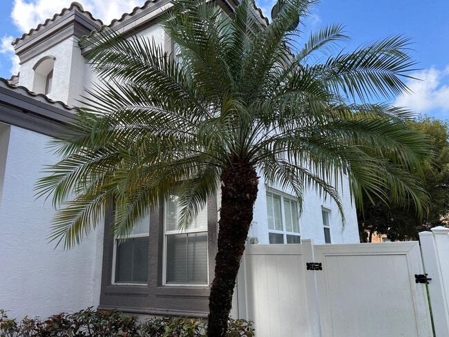 Building Photo - 4926 Ave