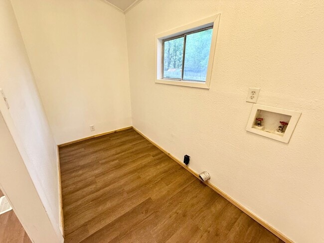 Building Photo - 4-bed, 3-bath, HUGE yard!