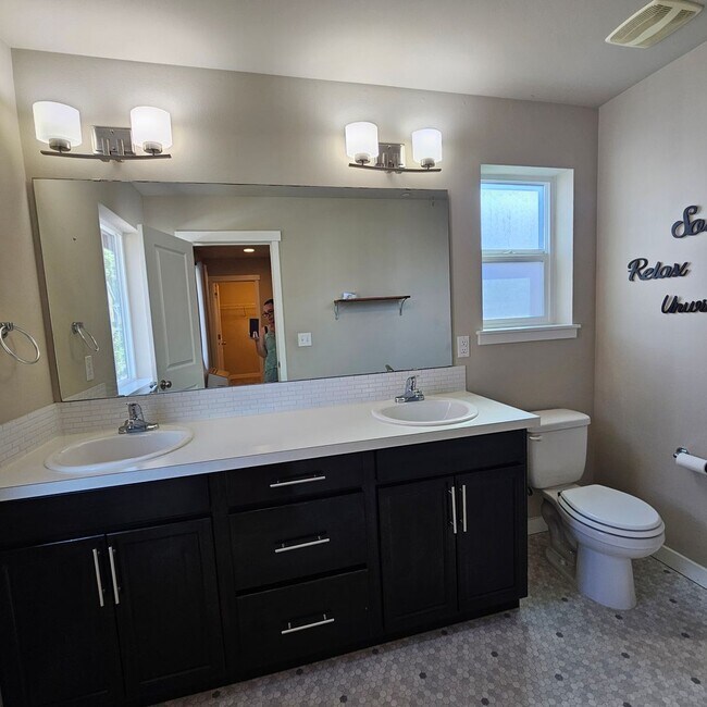 Building Photo - 2444 Seringa Ave