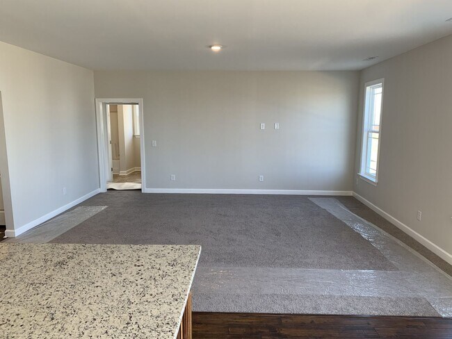 Building Photo - 4 Bed, 3 Bath Home w/ 2 Car Garage and Fen...