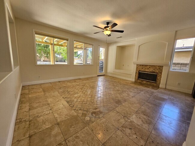 Building Photo - Executive home in South Corona!