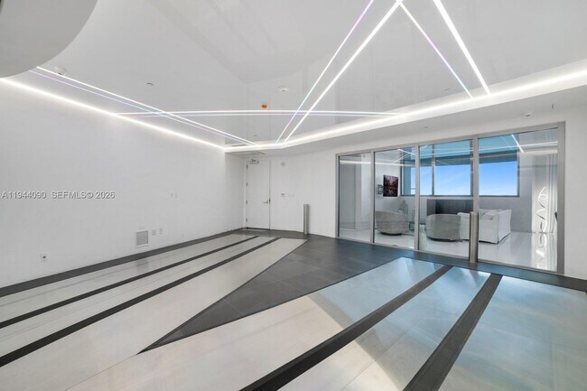 Building Photo - 18555 Collins Ave