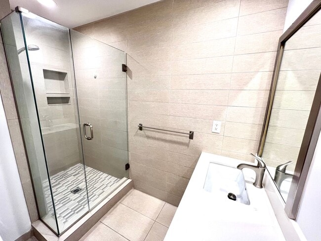 Building Photo - Santa Monica - Luxury Townhome w/ Loft!  (...