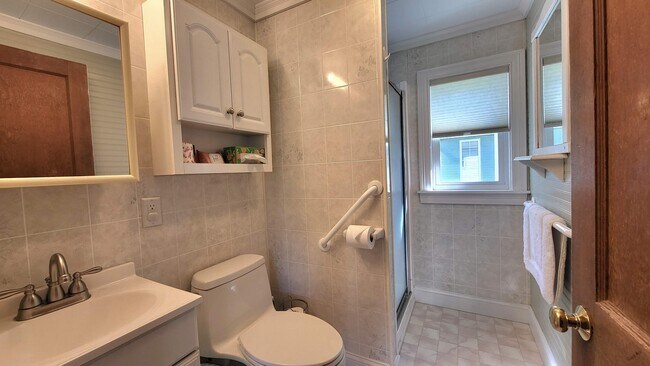 Building Photo - 92 Bourne Ave