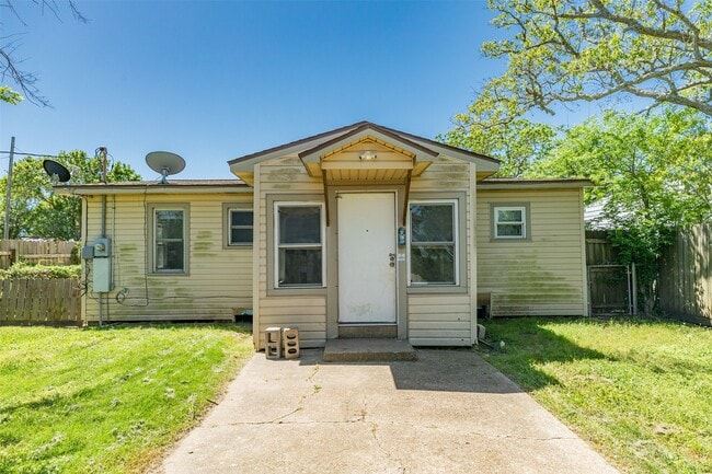 Building Photo - 302 W 8th St