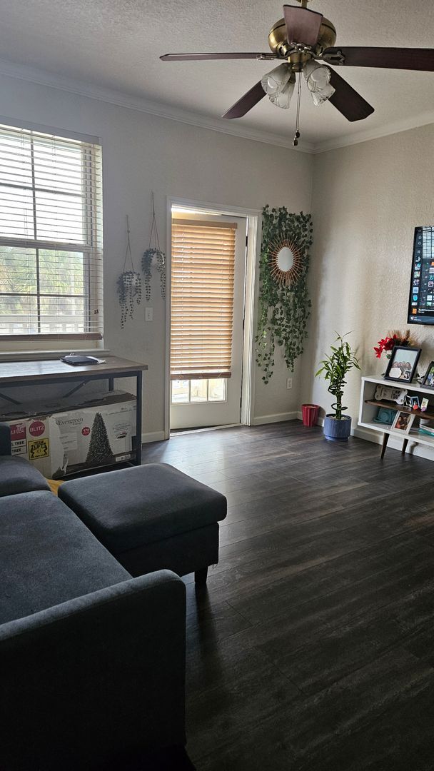 Building Photo - 1 Bedroom Condo in Downtown Free Water, Sewer, Trash and Pest Control! No Hidden Fees!