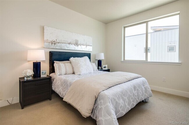 Building Photo - Beautiful Townhome in Southeast Denver
