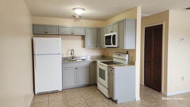 Building Photo - 1 bedroom 1 bath washer /Dryer included