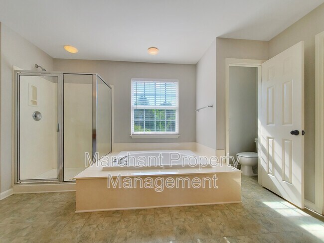 Building Photo - 15 Silverthorn Ct