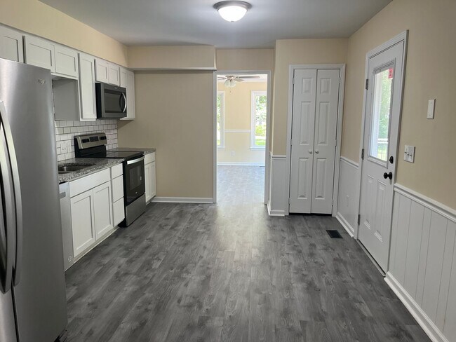 Building Photo - 220 Edgewood Dr