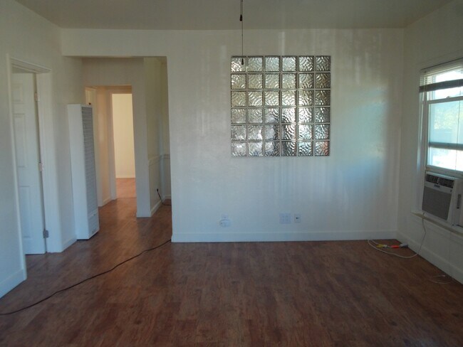 Building Photo - 916 12th St