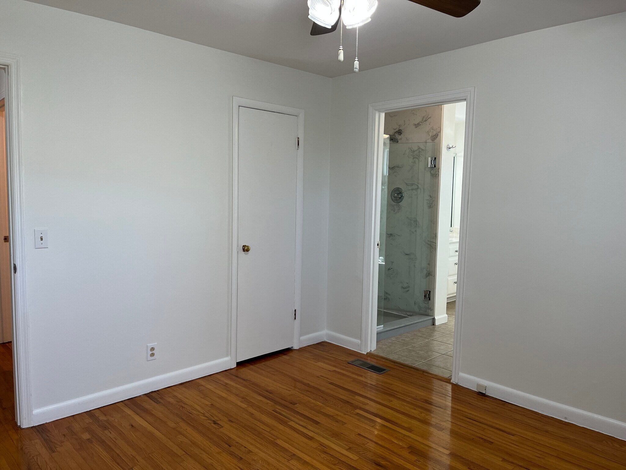 Master bedroom, leading to master bath - 2101 Jade Dr